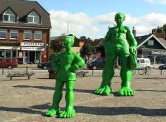 Reisende Riesen im Wind am Bahnhof Westerland